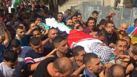 بالصور تشييع احمد حلاوه .. حالة حداد عامه و مواجهات مع قوات الامن الفلسطيني 